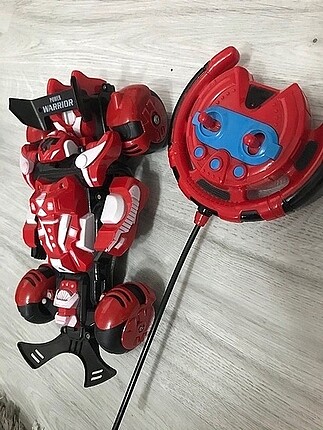 Robota dönüşen araba