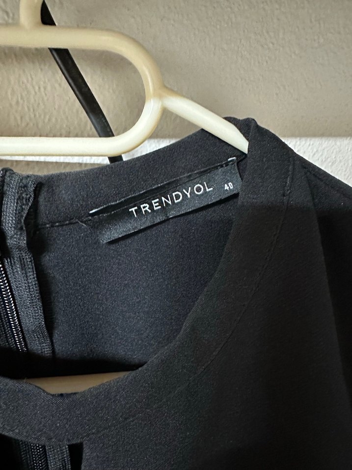 Siyah V Yakalı Kolsuz Midi Elbise - Görsel 3