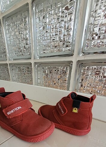 24 Beden kırmızı Renk Benetton bot