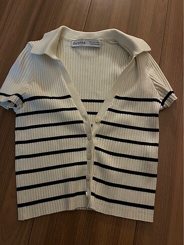 bershka beyaz siyah çizgili düğmeli crop