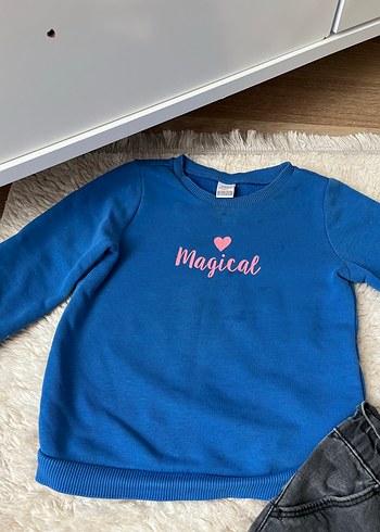 Mavi Uzun Kollu Baskılı Tişört ve Gri Denim Salopet - Görsel 3