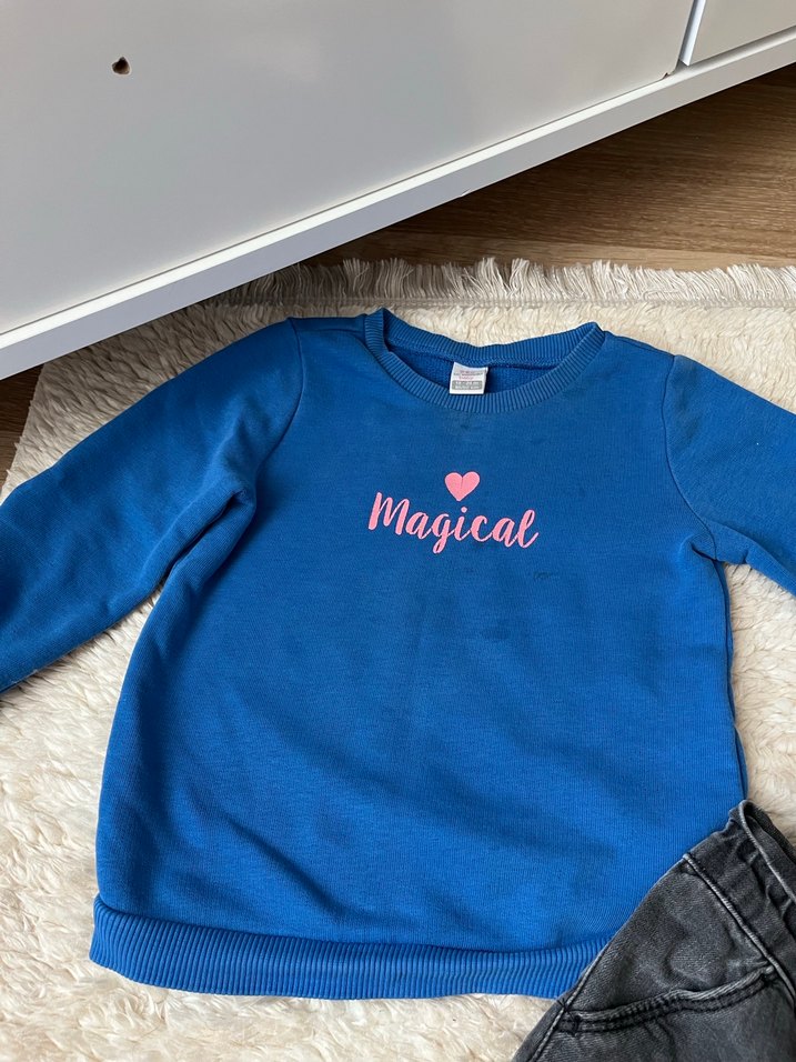 Mavi Uzun Kollu Baskılı Tişört ve Gri Denim Salopet - Görsel 3