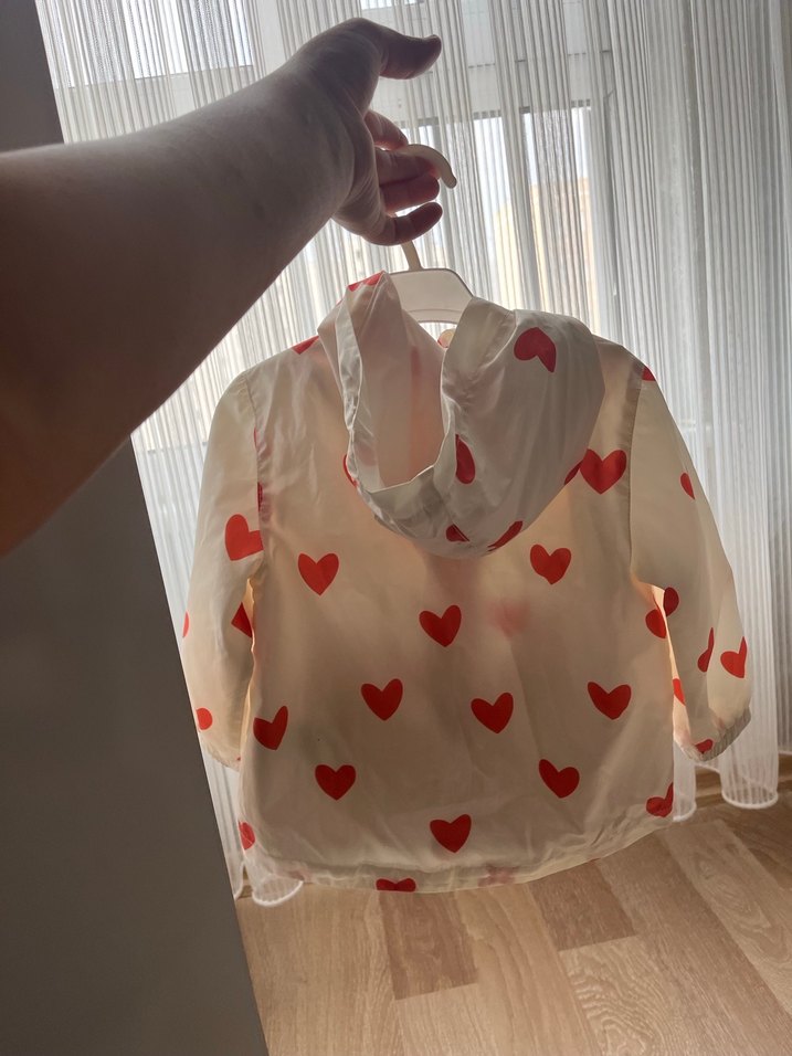 Kız Çocuk Kapüşonlu Beyaz Kalp Desenli Yağmurluk - Görsel 3