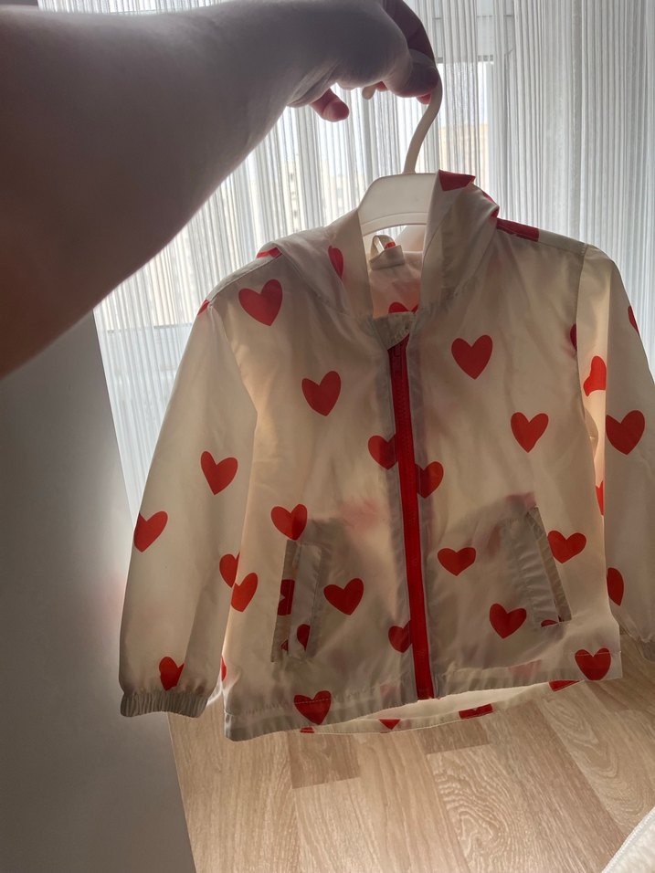 Kız Çocuk Kapüşonlu Beyaz Kalp Desenli Yağmurluk - Görsel 2