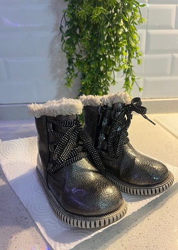 Gri Yılan Desenli Kürklü Kız Botları - Görsel 2