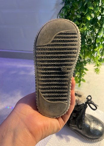 Gri Yılan Desenli Kürklü Kız Botları - Görsel 4