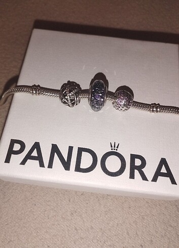 Mor taşları olan orjinal Pandora charm