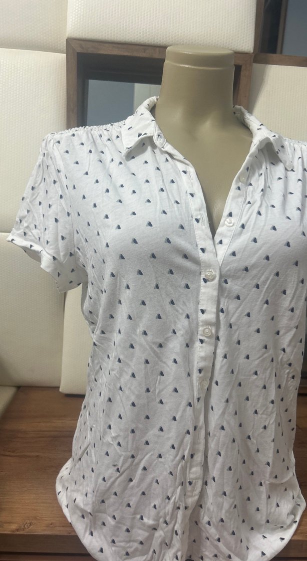 Düğmeli V Yakalı Beyaz Kadın Gömlek - Görsel 3