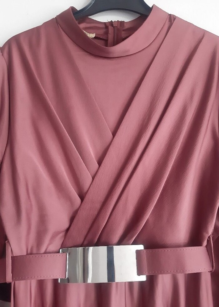 Kruvaze yaka Kemerli şık tesettür saten elbise - Görsel 2