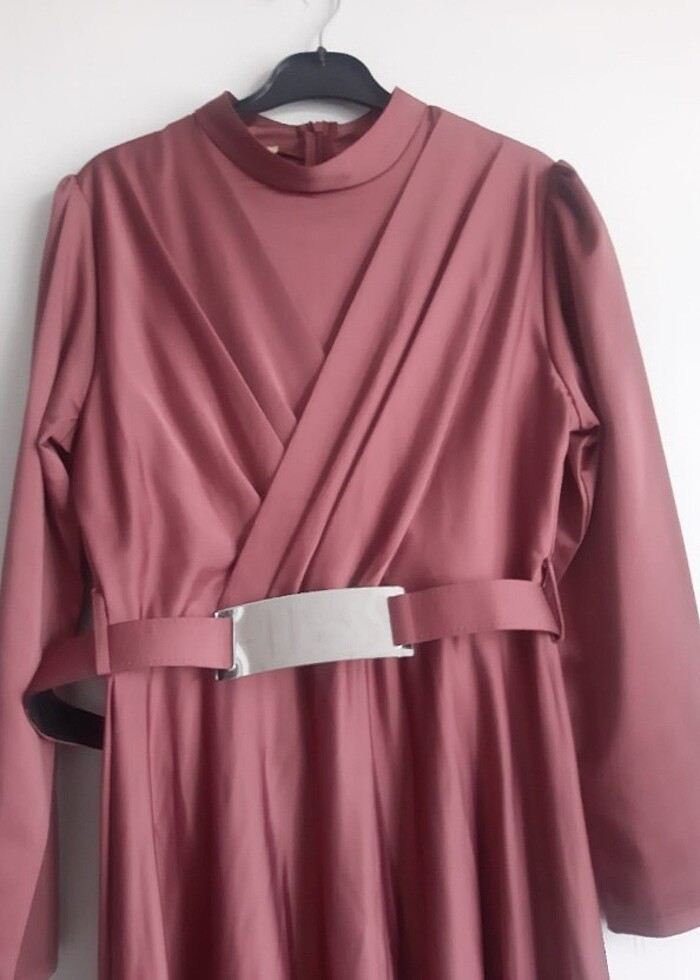 Kruvaze yaka Kemerli şık tesettür saten elbise - Görsel 3