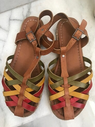 Renkli sandalet