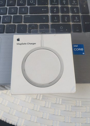 Apple MagSafe Beyaz Telefon Şarj Cihazı