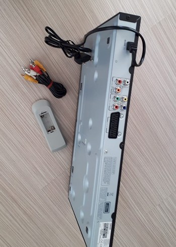 Siyah Toshiba DVD Oynatıcı Kumanda ve Kablolarla - Görsel 9