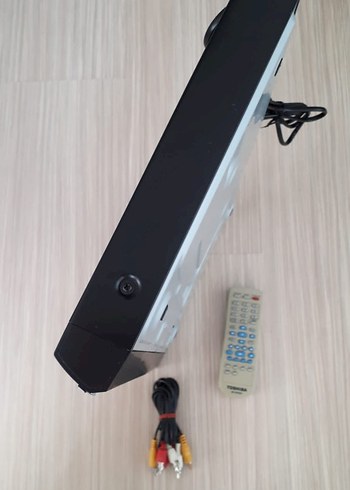 Siyah Toshiba DVD Oynatıcı Kumanda ve Kablolarla - Görsel 12