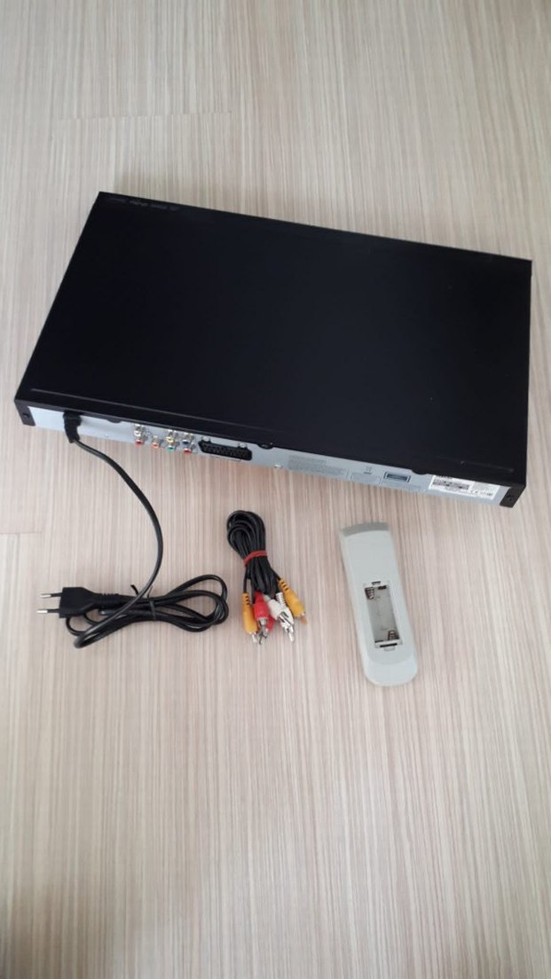 Siyah Toshiba DVD Oynatıcı Kumanda ve Kablolarla - Görsel 3