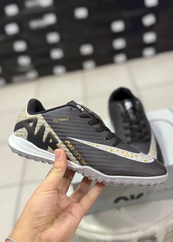 Nike Siyah Yılan Desenli Erkek Futbol Ayakkabısı