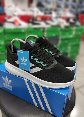 37 Beden Sıfır ürün kutulu ithal Adidas RUN 36.44 arası bedenleri mevcutt