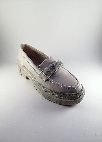 Kadın taşlı krem loafer ayakkabı