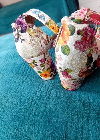 38 Beden Çiçek Desenli Bohem Dolgu Topuklu Kadın Ayakkabı