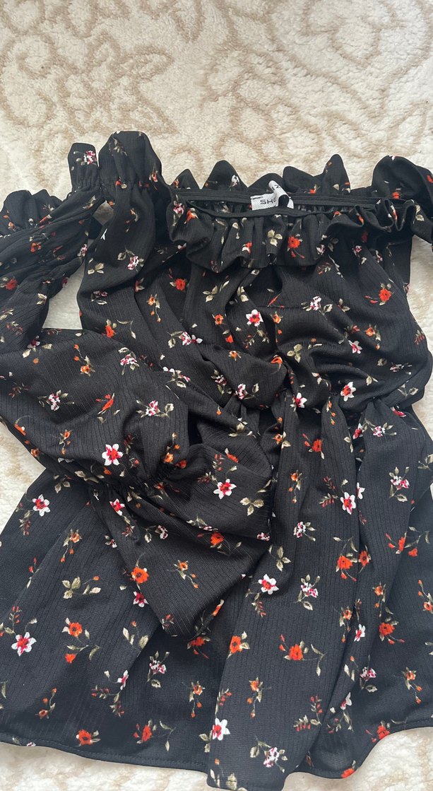 Çiçek Desenli Fırfırlı Siyah Bluz - Görsel 4