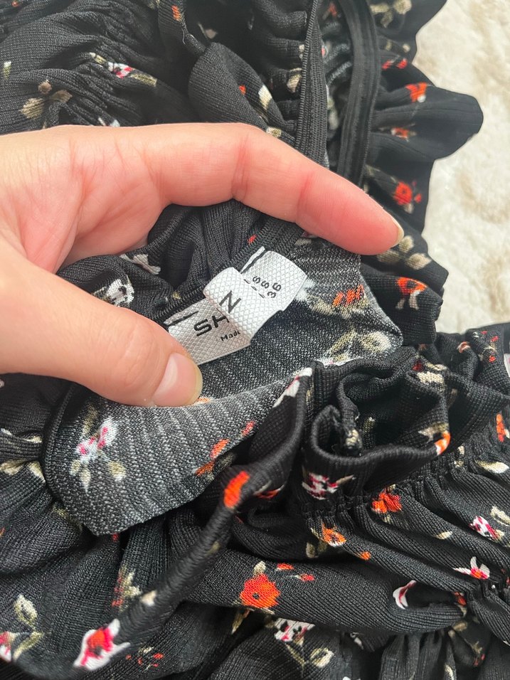 Çiçek Desenli Fırfırlı Siyah Bluz - Görsel 3