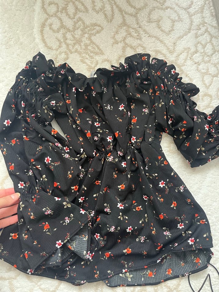 Çiçek Desenli Fırfırlı Siyah Bluz - Görsel 2