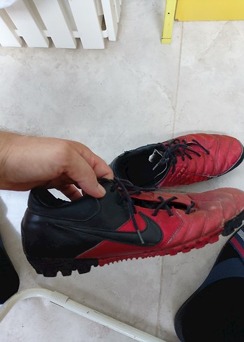 Nike Kırmızı Bağcıklı Erkek Futbol Ayakkabısı
