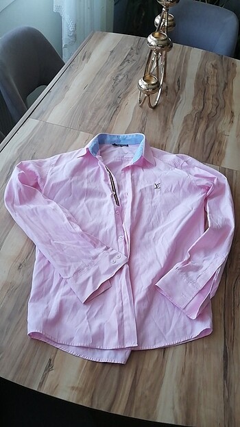 Pembe gömlek