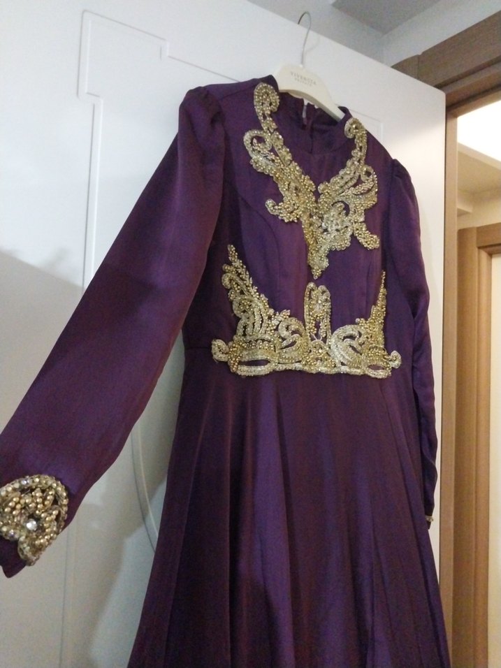 Uzun Mor Nakışlı Tesettür Abiye - Görsel 4