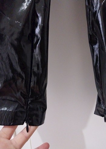 zara marka Parlak Siyah Deri Kadın Pantolon - Görsel 3