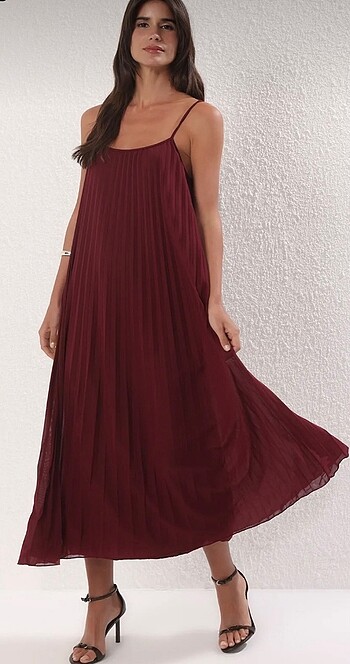 Trendyol & Milla Bordo piliseli maxi boy elbise