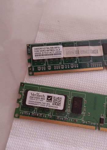 Beyaz ve Koyu Renkli RAM Modülleri - Görsel 3