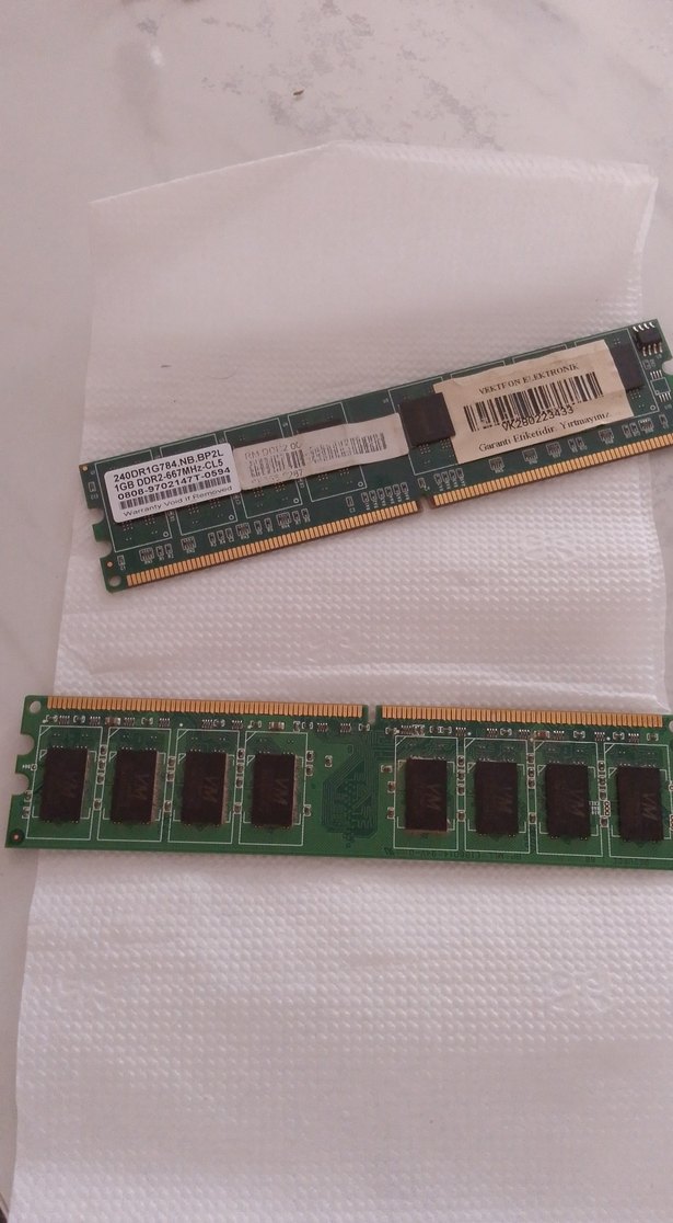 Beyaz ve Koyu Renkli RAM Modülleri - Görsel 4