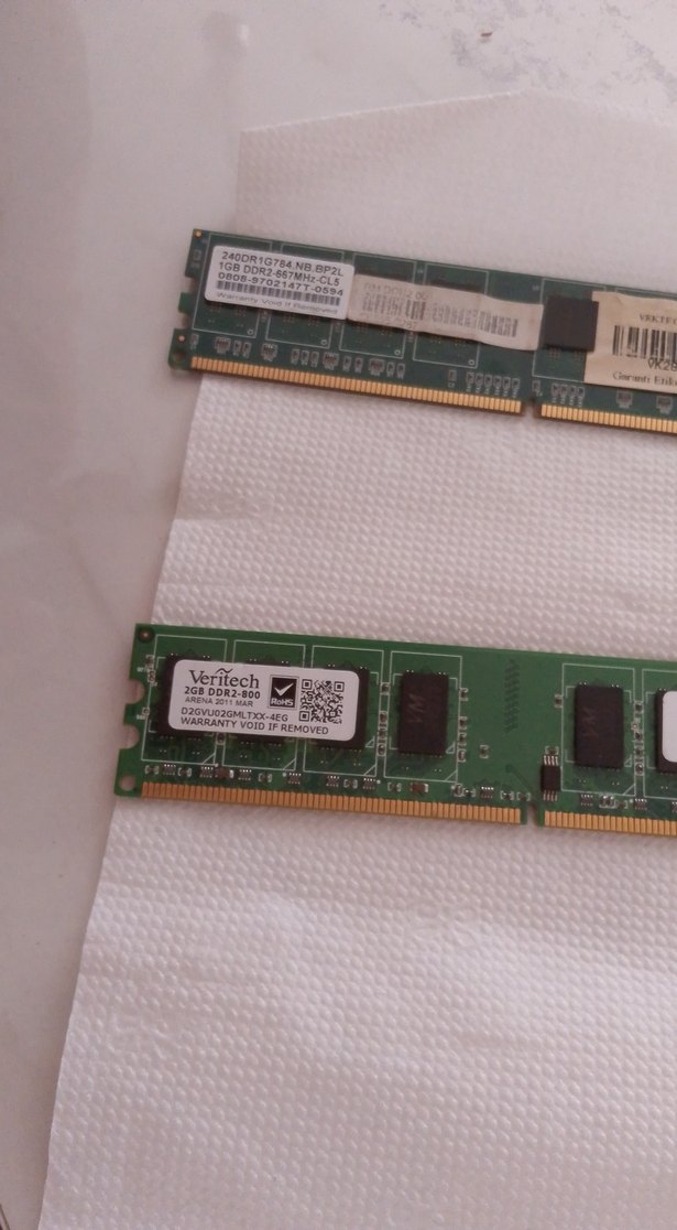 Beyaz ve Koyu Renkli RAM Modülleri - Görsel 2