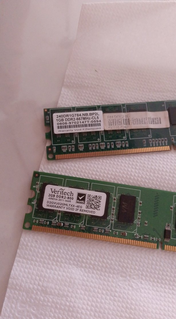 Beyaz ve Koyu Renkli RAM Modülleri - Görsel 3