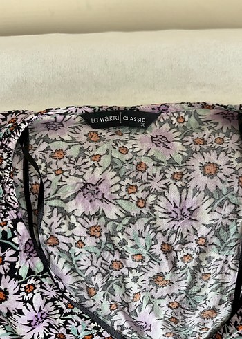 V Yaka Çiçek Desenli Düğmeli Kadın Bluz - Görsel 2