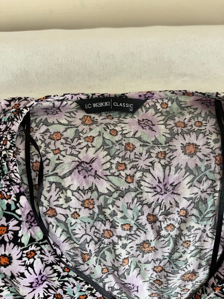 V Yaka Çiçek Desenli Düğmeli Kadın Bluz - Görsel 2