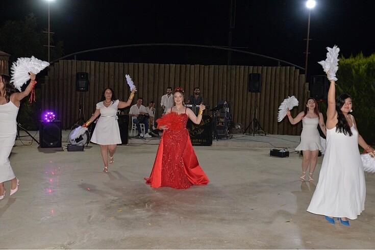 Kırmızı pelerinli kına elbisesi