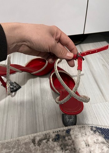 Kırmızı Parlak Yılan Desenli Topuklu Kadın Ayakkabı - Görsel 4