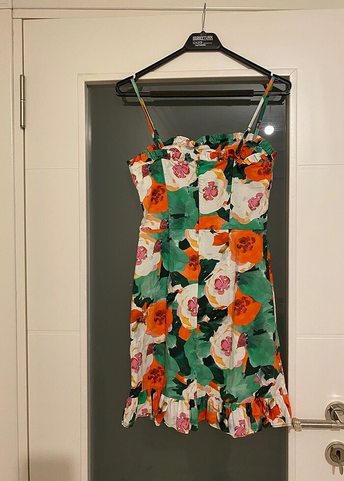 Çiçekli askılı kısa elbise - Görsel 2