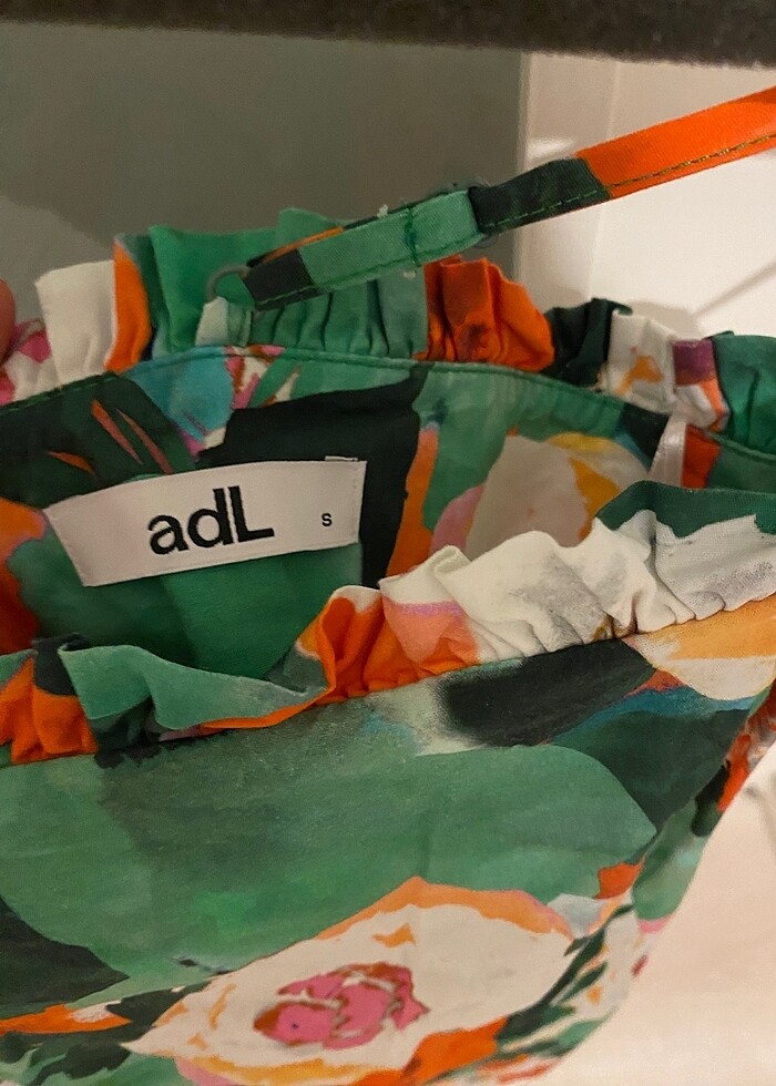 Çiçekli askılı kısa elbise - Görsel 3