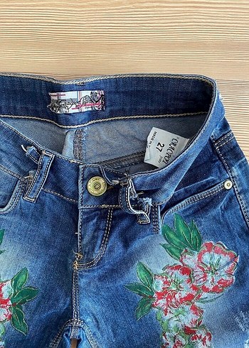 27 Beden Nakışlı Mavi Mini Kot Şort