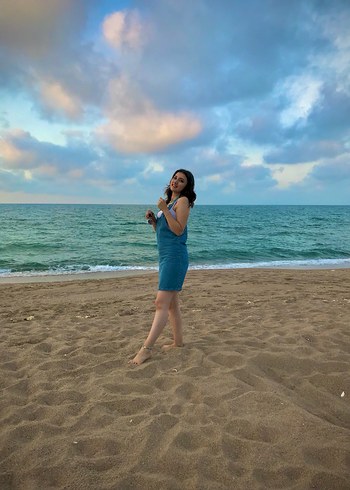 Kadın Mavi Desenli Kısa Denim Tulum - Görsel 2