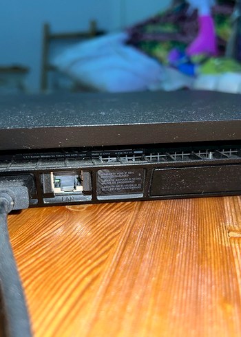 Beden PlayStation 4 Slim 1TB Konsol ve çift kol Kontrolör