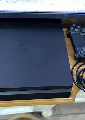 PlayStation 4 Slim 1TB Konsol ve çift kol Kontrolör