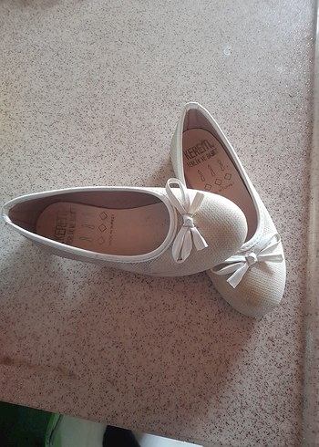 Beyaz Yılan Desenli Fiyonklu Kız Babet - Görsel 2