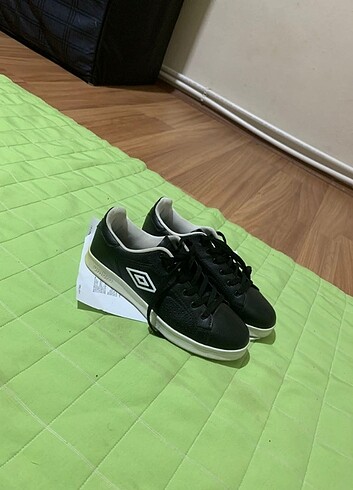 42 Beden Umbro ayakkabı ürün fiyatı şimdi 4000 civarı