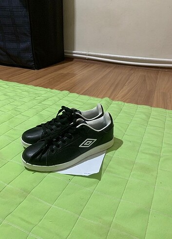 42 Beden siyah Renk Umbro ayakkabı ürün fiyatı şimdi 4000 civarı