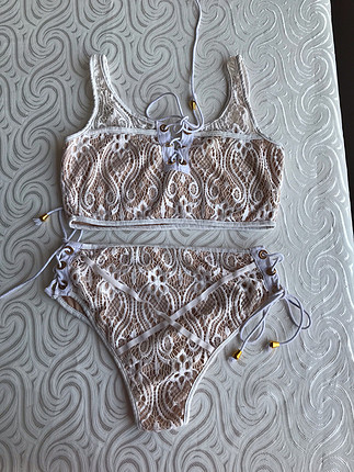 Beyaz bikini takıöı