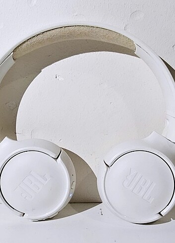 JBL BLUETOOTHLU KULAKÜSTÜ KULAKLIK BEYAZ DENENMISTIR SORUNSUZ ÇA